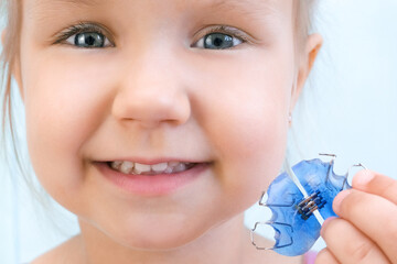 Dental plate. Expansion of the jaw in a child. A plate to heaven. There is not enough room for the molars.