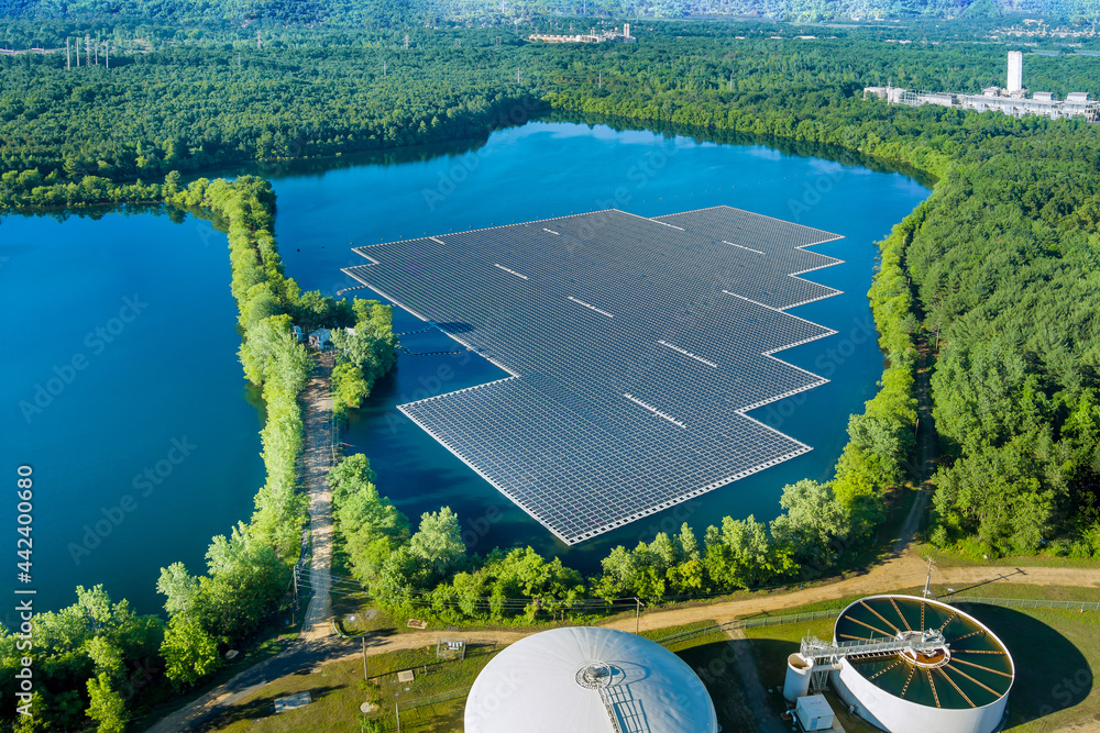 Aerial view of floating solar panels cell platform on the lake - obrazy, fototapety, plakaty 