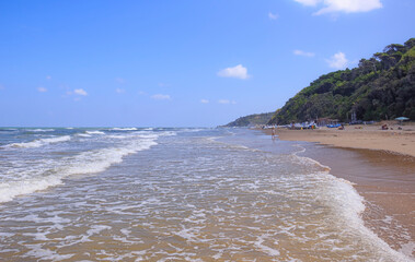 The beach of Cento scalini (One hundred steps), between Rodi Garganico and Peschici, is a strip of sand watched by a high rock where it is possible to dive in the fascinating landscapes of Gargano.