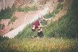 © phRed - giovane coppia pratica acroyoga all'aperto in natura. Acroyoga. Coppia yoga. Partner yoga