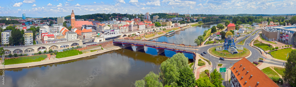 Szeroka panorama miasta Gorzów Wielkopolski, widok od strony Zawarcia na most staromiejski, Spichlerz, wieżę widokową Dominanta - obrazy, fototapety, plakaty 