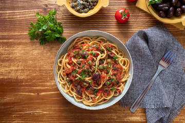 pasta capperi olive e pomodoro