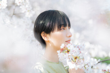 桜と女性のポートレート