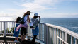 展望台から海を眺める家族