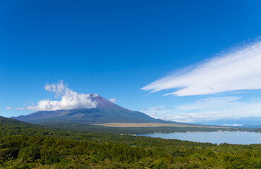 Wall Mural - 富士山　夏の終わり　青空と雲　山中湖