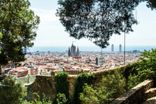 Vistas De La Ciudad De Barcelona, España, Desde Un Mirador En Un Día Soleado De Verano.