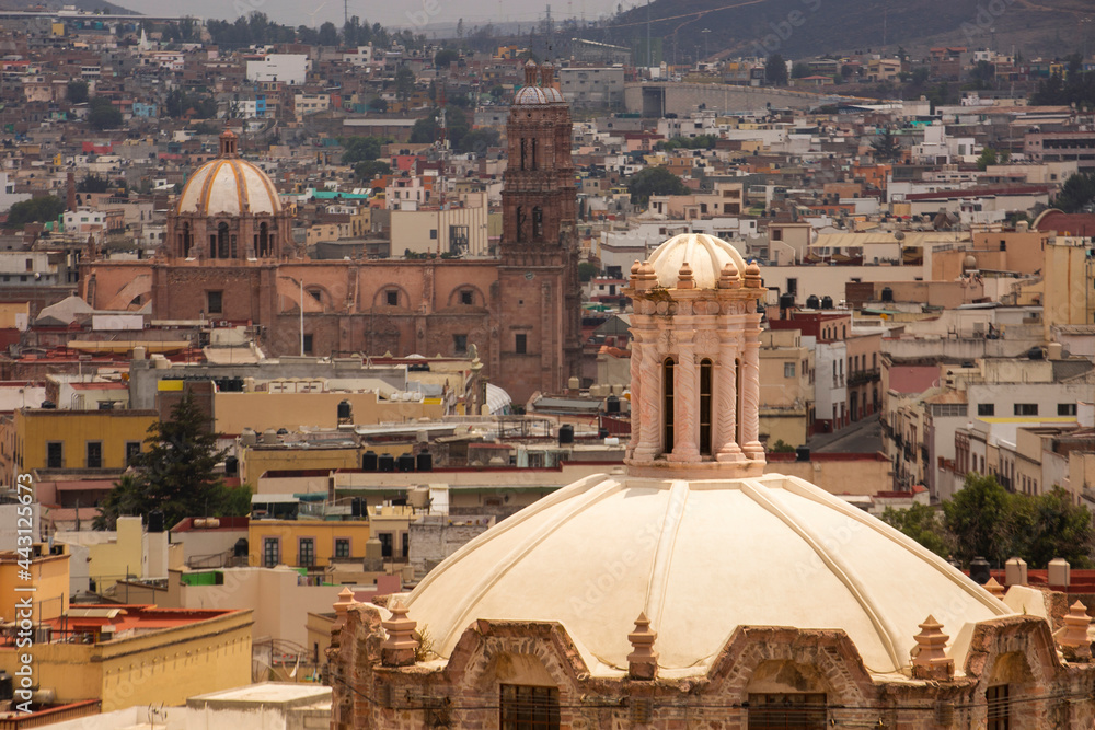 Daytime view of the urban skyline of Zacatecas City, Zacatecas, Mexico. - obrazy, fototapety, plakaty 
