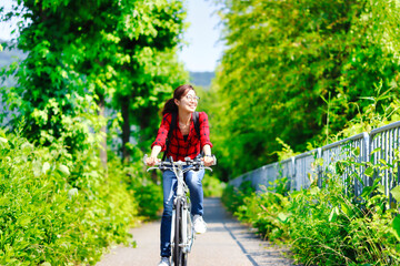 Wall Mural - 自転車に乗る女性