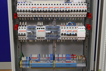 Installation of an electrical panel with difautomatics and automatic protection devices on a metal frame with flexible wires.