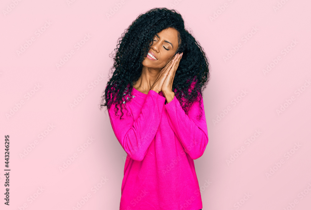 Middle age african american woman wearing casual clothes sleeping tired dreaming and posing with hands together while smiling with closed eyes. - obrazy, fototapety, plakaty 