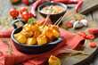 Patatas Bravas mit scharfer Chili-Sauce, ein Klassiker unter den spanischen Tapas-Gerichten – Spanish fried potato cubes with spicy chili sauce, traditional appetizers