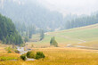 © Lavinia - Paesaggio montano di un fiume che scorre e un sentiero che passa tra le colline nelle Alpi italiane in Valle d'Aosta a Vens in Italia. Viaggiare. Settembre. Vacanze. Fuori.