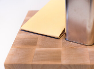 Auftragen von Holzpflegeöl auf ein Lebensmittelschneidebrett. Applying wood care oil on a food cutting board.