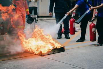 Employees firefighting training,Extinguish a fire.