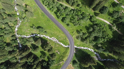 Wall Mural - strada di montagna passo alpino fiume bosco foresta 