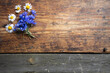 Kompozycja z kwiatów na tle drewnianych starych desek
