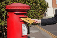 Post Box British Red Classic Mailing Method