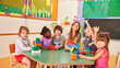 Fröhliche Gruppe Kinder im internationalen Kindergarten