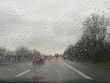 Regentropfen Regen Autobahn Auto fahren schlechte Sicht trüb