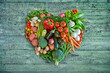 Herz aus Gemüse. Veganer Essen auf retro vintage Holz Hintergrund