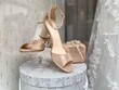 chaussures de mariée dans une vitrine de magasin 