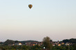 Lot balonem, lot nad miastem, balon w powietrzu, balon, lato 2021, Kolorowy balon