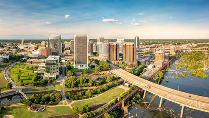 Fototapete - Aerial view of Richmond, Virginia, at sunset. Richmond is the capital city of the Commonwealth of Virginia. Manchester Bridge spans James River