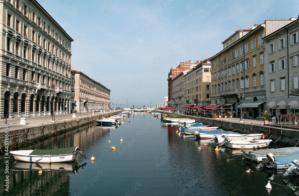 Miasto Trieste we wschodnich Włoszech, centrum historyczne 2007 r. - obrazy, fototapety, plakaty 