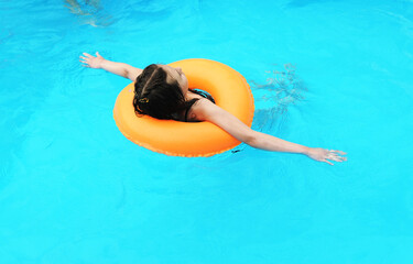 Wall Mural - Happy child in swimming pool