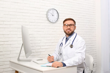 Canvas Print - Portrait of pediatrician at table in clinic