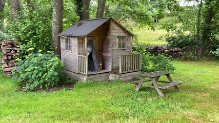 Poster - Cabane en bois pour enfants dans un jardin de la Nièvre, Bourgogne