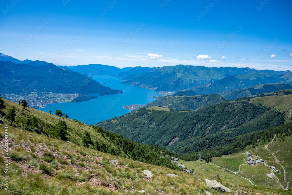 Panoramablick auf den Comer See und die umliegenden Berge