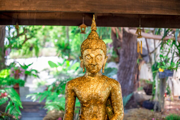 Background of old Buddha statues in Thai religious attractions in Chonburi Province, allowing tourists to study their history and take public photos.