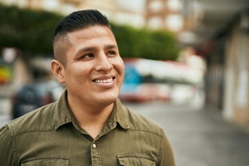 Canvas Print - Young latin man smiling happy standing at the city.