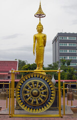 Wall Mural - golden Buddha Statue in a Thai Temple