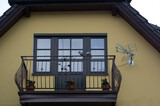Fototapeta  - Dwa siedzące na balustradzie balkonu gołębie