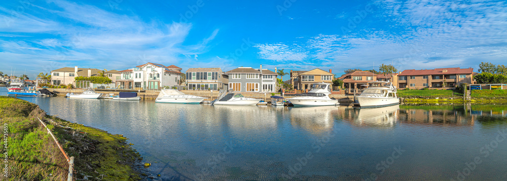 Estates at Huntington Beach, Southern California with yachts - obrazy, fototapety, plakaty 
