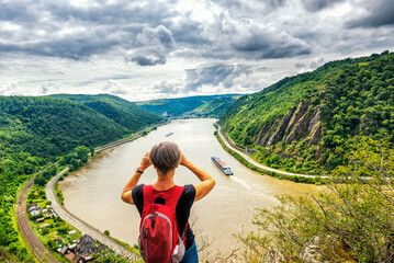 Sticker - Frau fotografiert von der Felsenkanzel bei der Loreley rheinaufwärts nach Oberwesel