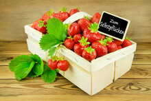 Erdbeeren Zum Selbstpflücken Im Korb Mit Schild