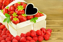 Frische Erdbeeren Und Himbeeren Im Korb Mit Herz