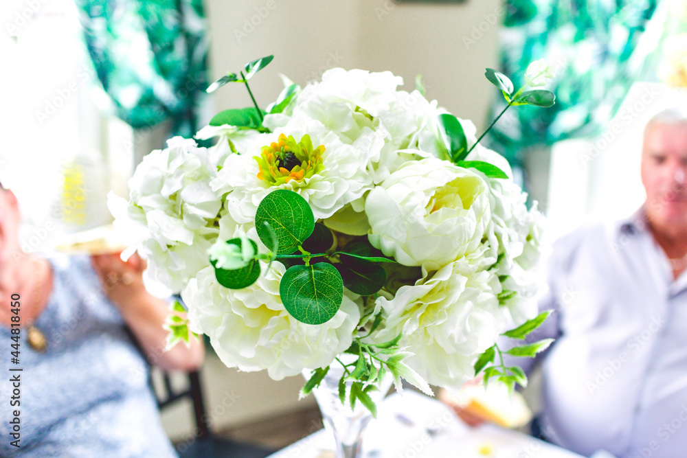 Bukiet białych kwiatów podczas imprezy rodzinnej. - obrazy, fototapety, plakaty 