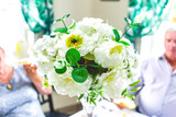 Fototapeta  - Bukiet białych kwiatów podczas imprezy rodzinnej.