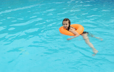 Wall Mural - Happy child in swimming pool
