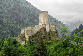 Canvas Print - Zil Kale, ancient Byzantine castle among the Pontine mountains in Turkey	