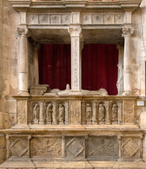tombeau médiéval dans la cathédrale de narbonne, aude, france