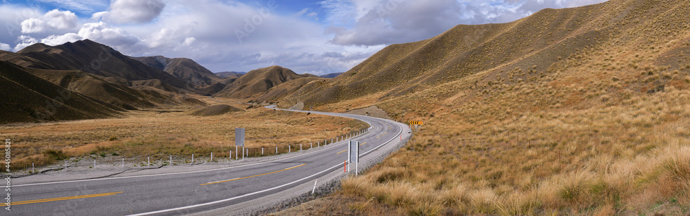 Panoramic view of the scenic Lindis Pass in New Zealand - obrazy, fototapety, plakaty 