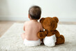 © Rawpixel.com - Back of a baby with a teddy bear