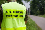 Fototapeta Lawenda - Straż graniczna patroluje nie tylko granice, ale także drogi w strefie przygranicznej, lotniska i porty.
