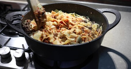 Poster - Stir the spaghetti sauce and minced meat in a skillet over the gas oven to make the spaghetti bolognese