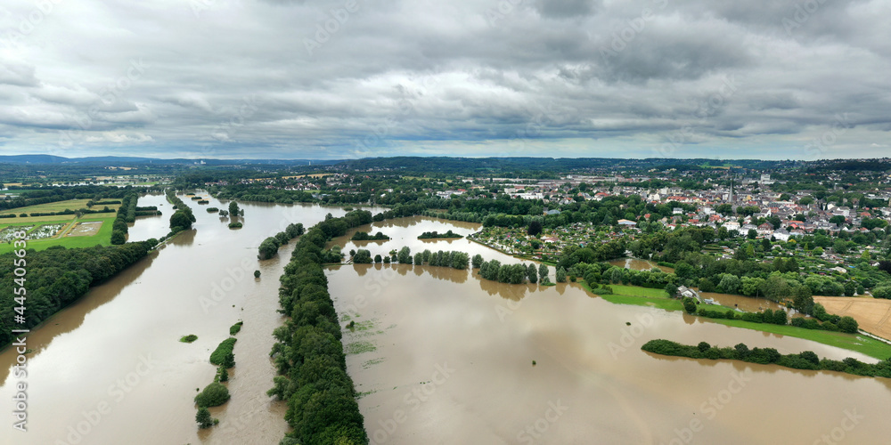 Ruhrhochwasser im Juli 2021 bei Schwerte - obrazy, fototapety, plakaty 